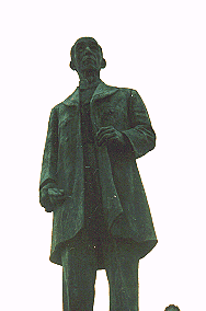 耐久中学にある梧陵の銅像