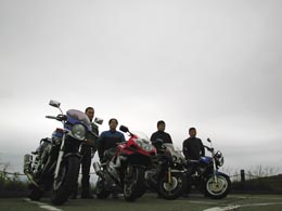 �r�[�i�X���C���ɂďW���ʐ^�B