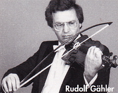 Gä playing with curved bow